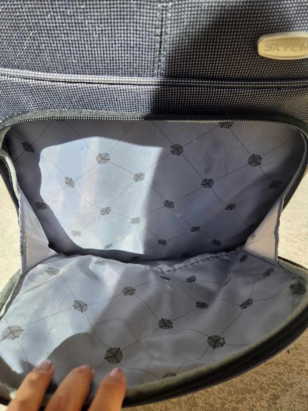 Men's Carry-On Spinner Bag in Dark Grey